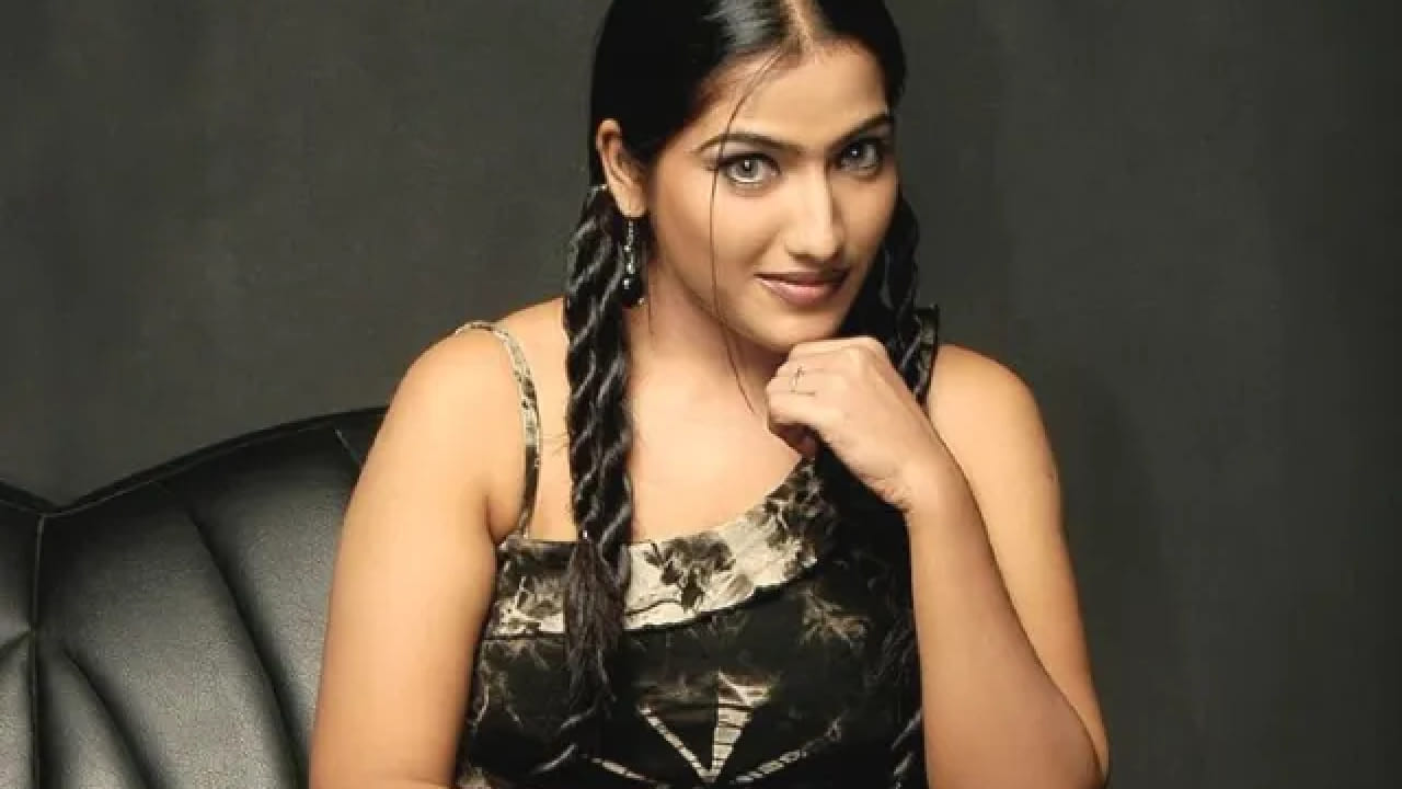 जयं या चित्रपटात तिने गोपीचंद यांच्या गर्लफ्रेंड आणि घरकाम करणाऱ्या मुलीची भूमिका साकारली होती, ज्यामुळे तिला मोठी लोकप्रियता मिळाली. या चित्रपटात तिची भूमिका छोटी असली तरी त्यातील ग्लॅमर आणि अभिनयामुळे त्या काळातील तरुणांमध्ये ती खूप लोकप्रिय झाली.