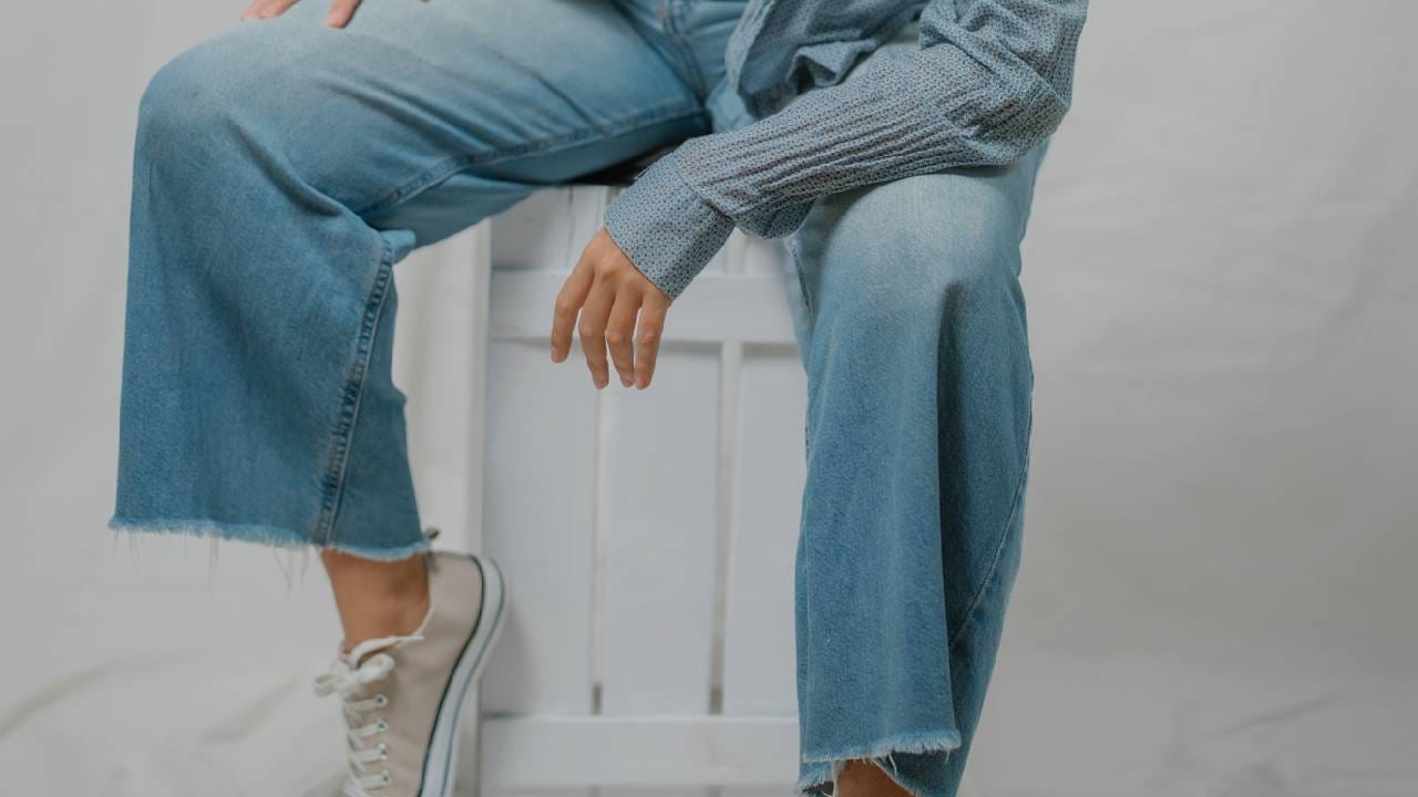 विशेष म्हणजे, या देशात सर्वच जीन्सवर बंदी नाही. अहवालानुसार, काळ्या जीन्सला परवानगी आहे, कारण त्यांचा संबंध अमेरिकन संस्कृतीशी जोडला जात नाही.