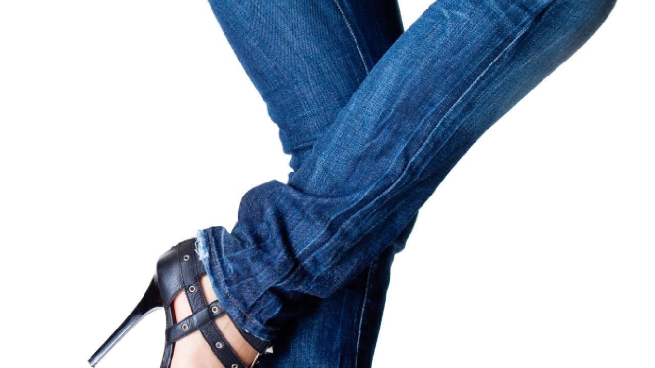 या देशात फॅशनवरील निर्बंध केवळ कपड्यांपुरते मर्यादित नाहीत. सरकारने केवळ काही मोजक्याच हेअर स्टाइलला मान्यता दिली आहे. महिलांसाठी अंदाजे 18 आणि पुरुषांसाठी 10 हेअरस्टाइल्स आहेत. या मान्यताप्राप्त हेअरस्टाइल्समध्ये कोणताही बदल करण्यास मनाई आहे.