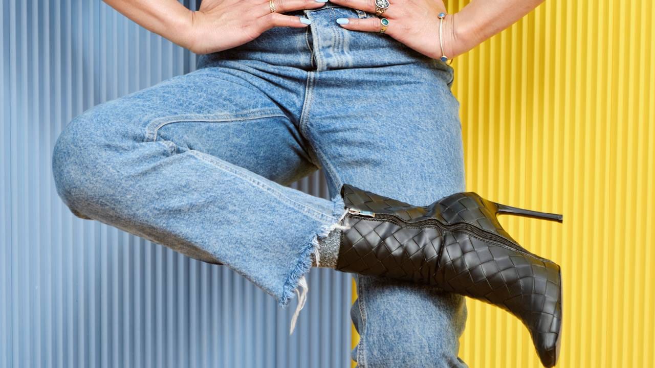 निळी जीन्स घालणे हा काही साधा गुन्हा नाही. या नियमाचे उल्लंघन केल्यावर पकडल्या गेलेल्या नागरिकांना मोठा दंड, सार्वजनिक शिक्षा किंवा तुरुंगवासाची शिक्षा होऊ शकते. शासनाच्या नियमांचे पालन नीट होतंय ना हे पाहण्यासाठी या कायद्याची कठोरपणे अंमलबजावणी केली जाते.