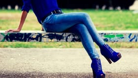 काळी, गुलाबी, हिरवी...कोणतीही चालेल, या देशात निळी जीन्स बॅन !.