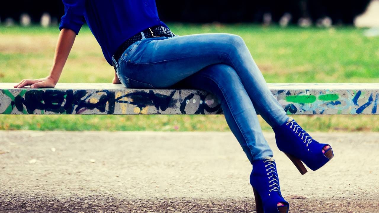 Blue Jeans Ban: जीन्स... आजकाल जगभरात, बहुतांश लोकं, महिला जीन्स टॉप. जीन्स टीशर्ट घालून फिरतात. निळ्याचा रंगाची जीन्स घालणं तर खूपच कॉमन आहे. आपल्यापैकी प्रत्येकाकडे एकतरी निळी जीन्स असते. पण पण उत्तर कोरियामध्ये अशी जीन्स घालणं फर महागात पडू शकतं, तुम्ही अडचणीत सापडू शकता. खरंतर उत्तर कोरियामध्ये निळ्या जीन्स घालण्यास सक्त मनाई आहे.पण असं का ? चला जाणून घेऊया कारण.. ( Photo : Getty Images)