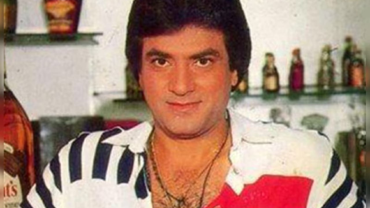 आज बॉलिवूडमधील मोठं नाव असलेले जितेंद्र यांनी त्यांच्या करिअरची सुरुवात अत्यंत वेगळ्या पद्धतीने केली होती. त्यांनी पहिल्याच चित्रपटात हीरोची नाही तर एका अभिनेत्रीची भूमिका साकारली होती.