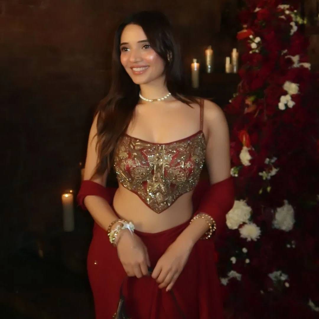 डीप रेड कलर  सेमी ट्रेडिशनल आउटफिटमध्ये जूही भट्ट गॉर्जियस दिसतेय.तिने हेवी एम्ब्रॉएडर्ड स्ट्रॅपी क्रॉप टॉप सह आणि फ्लोई काउल स्कर्ट कॅरी केला आहे. सोबत मॅचिंग दुपट्टा तिने मागून वळवून हातांवर ड्रेप केला आहे (Image:juhi.bhatt/insta)