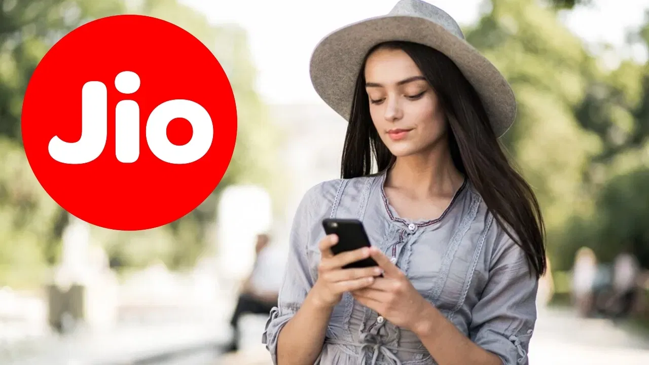 सिम कार्ड कायमचे बंद होणे : जर तुम्ही सलग 90 दिवस किंवा त्यापेक्षा जास्त काळ कोणताही रिचार्ज केला नाही, तर जिओ तुमचा नंबर 'डिस्कनेक्ट' करू शकते. एकदा नंबर बंद झाला की तो पुन्हा सुरू करणे कठीण असते.