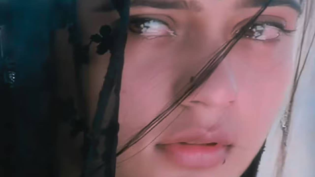 हिंदी चित्रपटसृष्टीत असे अनेक चित्रपट आहेत, ज्यांची कथा आणि गाणी आजही लोकांच्या लक्षात आहेत. काही चित्रपट लोक अनेक वर्षांनंतरही विसरू शकत नाहीत. असाच एक चित्रपट 2000 मध्ये प्रदर्शित झाला होता. या चित्रपटातील गाणी आणि कलाकार रातोरात हिट झाले होते, अगदी आजही या चित्रपटाची गाणी सोशल मीडियावर ऐकू येतात. या चित्रपटातील मुख्य कलाकारांची लोकप्रियता इतकी होती की, अनेक दिग्दर्शक त्यांना आपल्या चित्रपटात घेऊ इच्छित होते. मात्र, हे तारे अचानक गायब झाले. त्यांचे चाहते आजही जाणून घेऊ इच्छितात की ते नक्की कुठे आहेत.