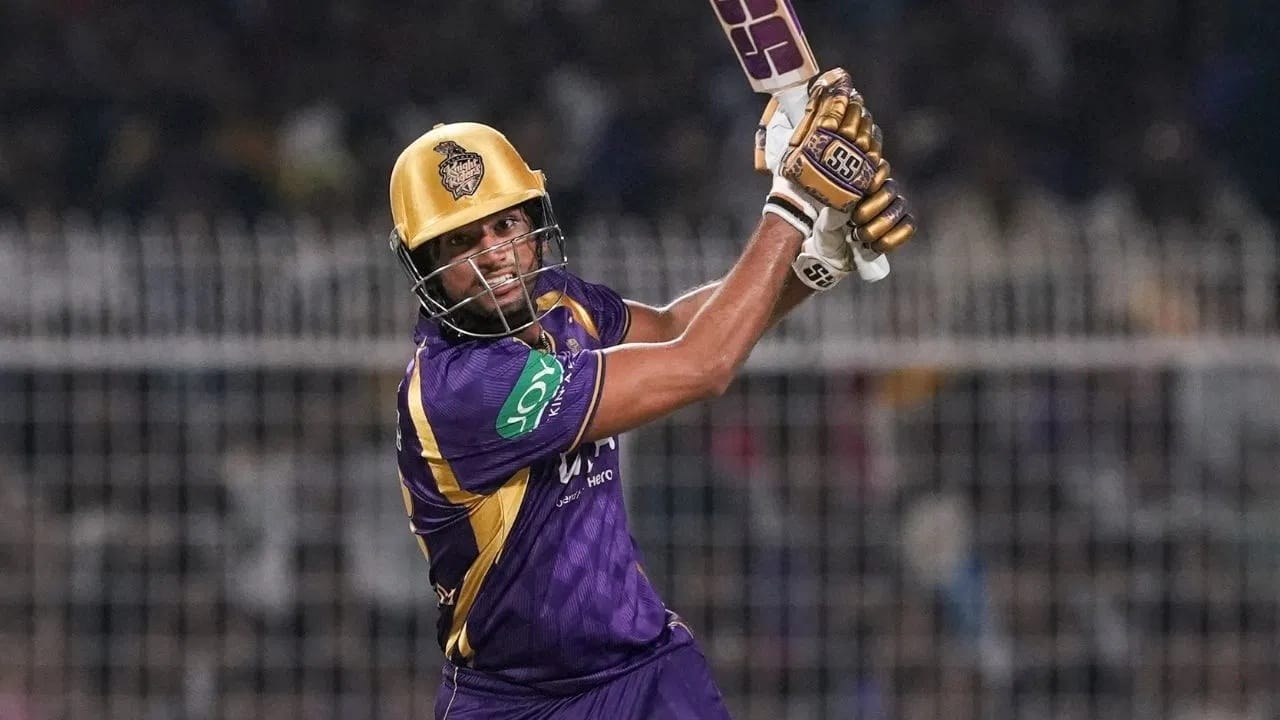 अंगकृषने हैदराबादआधी मुंबई इंडियन्स विरूद्धच्या सामन्यात अर्धशतक ठोकलं होतं. अंगकृषने तेव्हा 51 धावांची खेळी केली होती. ताज्या आकडेवारीनुसार, अंगकृषच्या नावावर आता 2 साम्यांमध्ये 103 झाला आहेत. अंगकृषने या दरम्यान 12 चौकार आणि 4 षटकार लगावले आहेत. (Photo Credit: PTI)