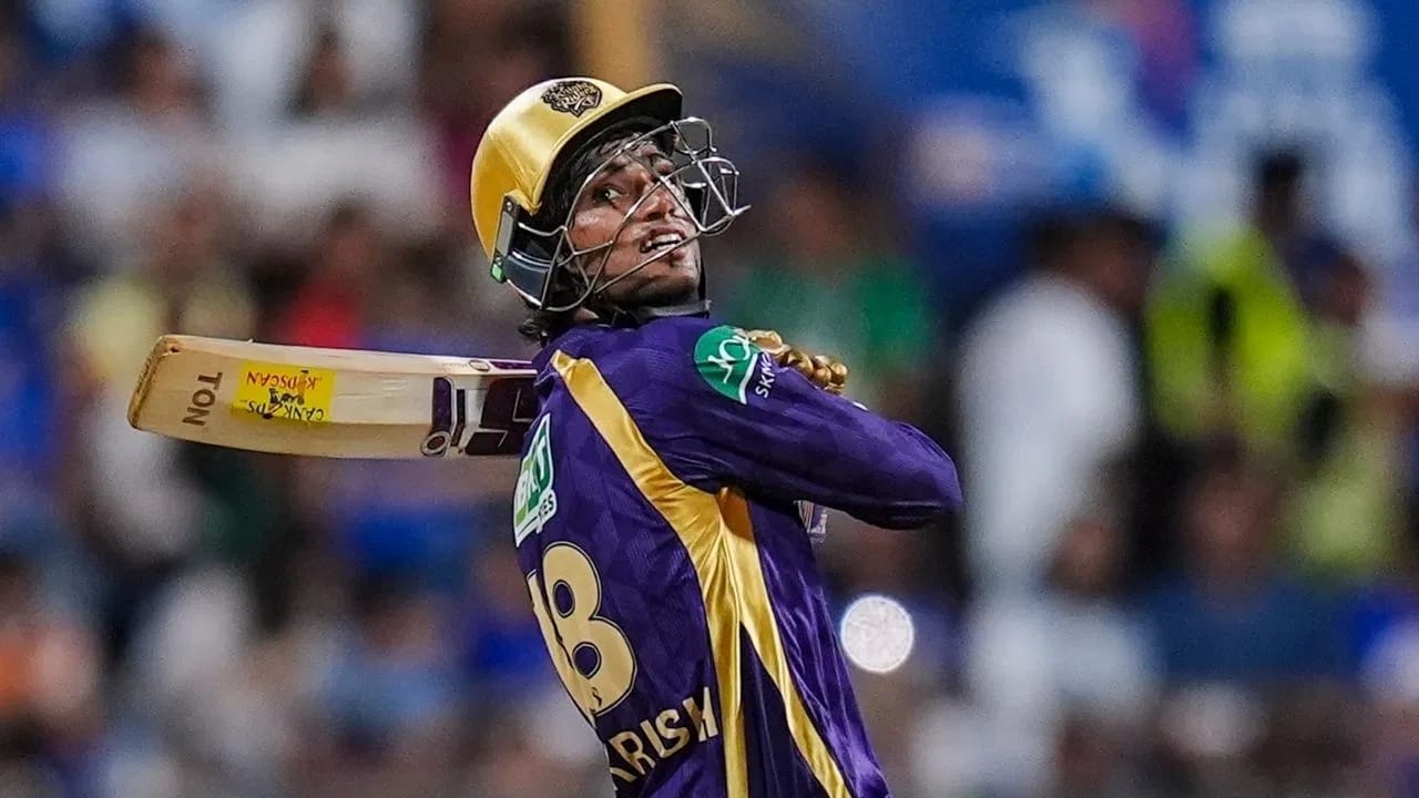 अंगकृषने हैदराबाद विरुद्ध  52 धावा केल्या. अंगकृषचं हे या मोसमातील सलग आणि एकूण दुसरं अर्धशतक ठरलं. अंगकृष यासह ताज्या आकडेवारीनुसार सर्वाधिक धावा करणाऱ्या फलंदाजांच्या यादीत पहिल्या स्थानी विराजमान झाला. (Photo Credit: PTI)