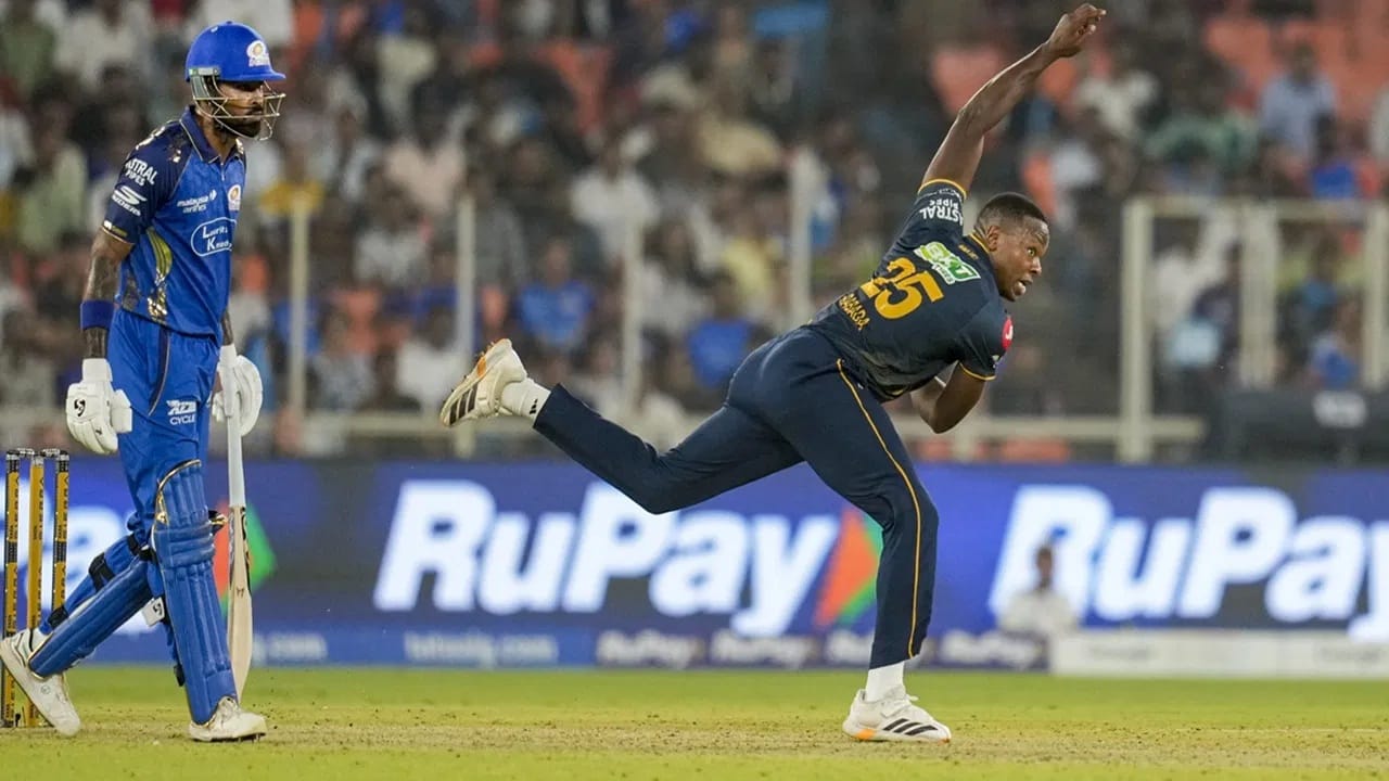 मुंबई इंडियन्सने सोमवारी 20 एप्रिलला गुजरात टायटन्सचा 99 धावांनी धुव्वा उडवला. मात्र गुजरातचा वेगवान गोलंदाज कगिसो रबाडा याने आपल्या धारदार बॉलिंगने कमाल केली. रबाडाने 33 धावा देत मुंबईच्या 3 फलंदाजांना आऊट केलं. रबाडाने यासह मानाच्या यादीत पहिल्या स्थानी झेप घेतली.  (Photo Credit-PTI)