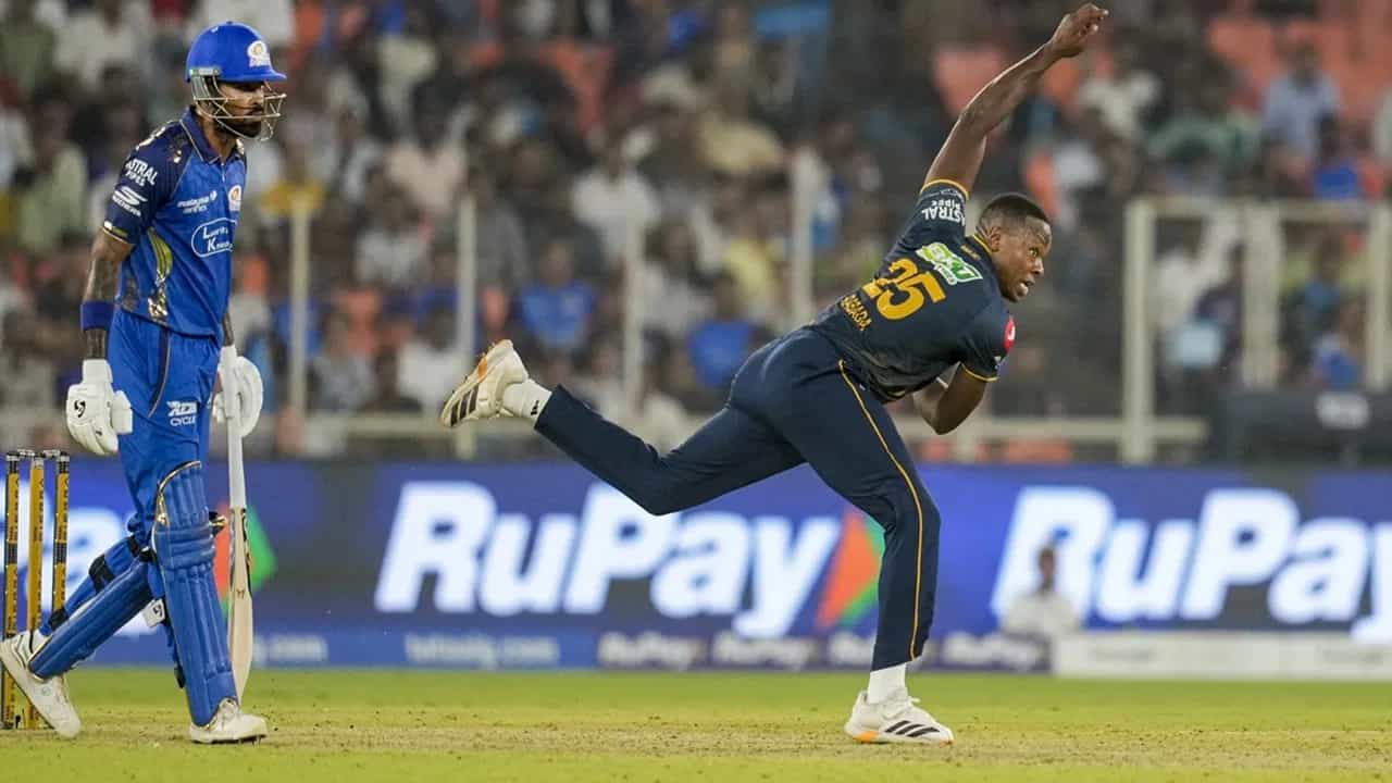 मुंबई इंडियन्सने सोमवारी 20 एप्रिलला गुजरात टायटन्सचा 99 धावांनी धुव्वा उडवला. मात्र गुजरातचा वेगवान गोलंदाज कगिसो रबाडा याने आपल्या धारदार बॉलिंगने कमाल केली. रबाडाने 33 धावा देत मुंबईच्या 3 फलंदाजांना आऊट केलं. रबाडाने यासह मानाच्या यादीत पहिल्या स्थानी झेप घेतली. (Photo Credit-PTI)
