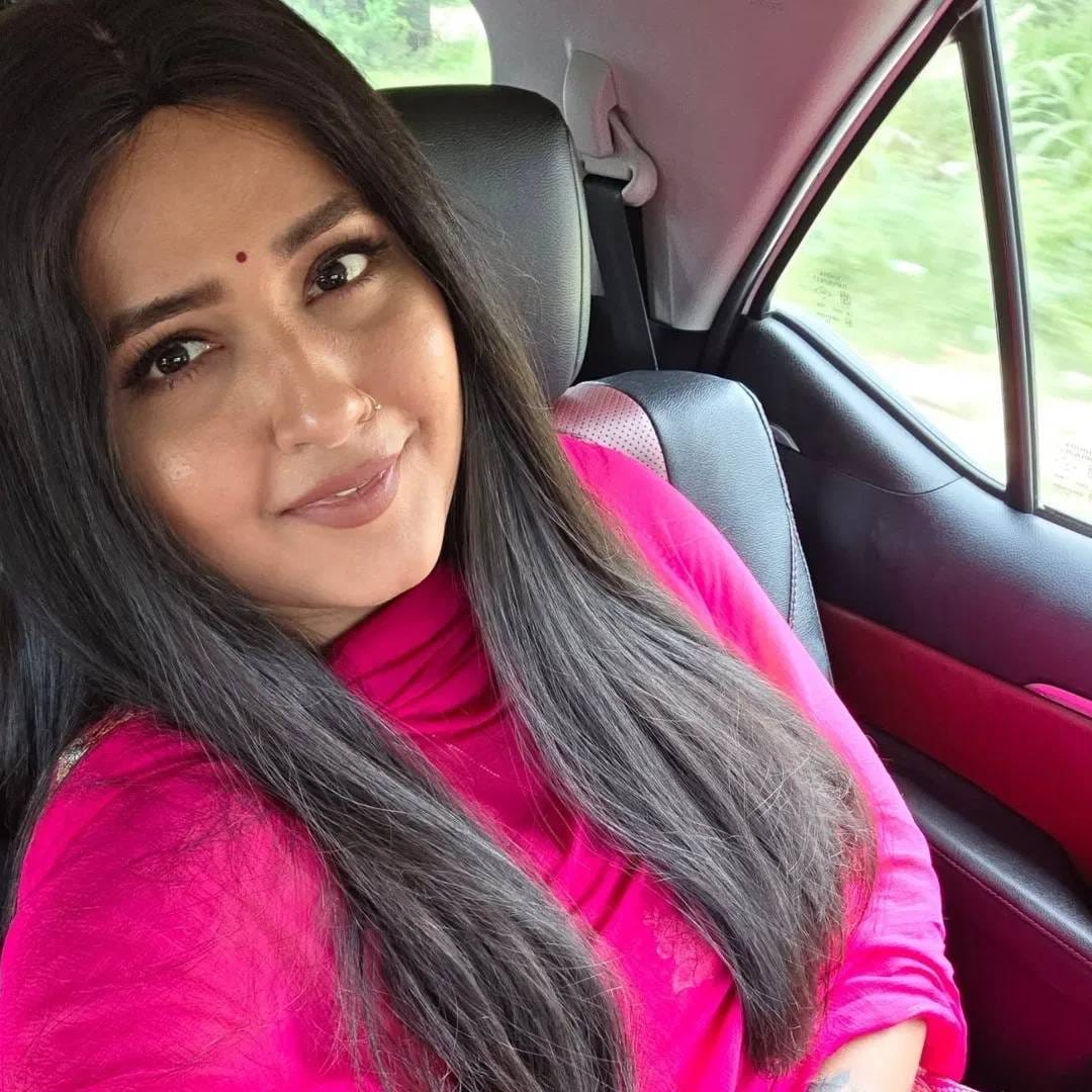 काजल राघवानीचा भोजपुरी फिल्म इंडस्ट्रीतील सुंदर अभिनेत्रींमध्ये समावेश होतो.  सोशल मीडियावर सुद्धा तिचे भरपूर चाहते आहेत.  . रिपोर्ट्सनुसार काजल राघवानी एका फिल्मसाठी 15 ते 20 लाख रुपये घेते. तिची नेटवर्थ 14 ते 16 कोटी रुपये आहे. 