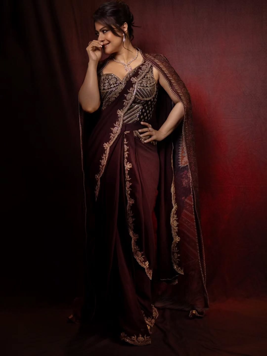 काजोल सोशल मीडियावर कायम सक्रिय असते. सोशल मीडियावर तिच्या चाहत्यांची संख्या देखील फार मोठी आहे. चाहत्यांच्या संपर्कात राहण्यासाठी अभिनेत्री कायम स्वतःचे फोटो आणि व्हिडीओ सोशल मीडियावर पोस्ट करत असते.