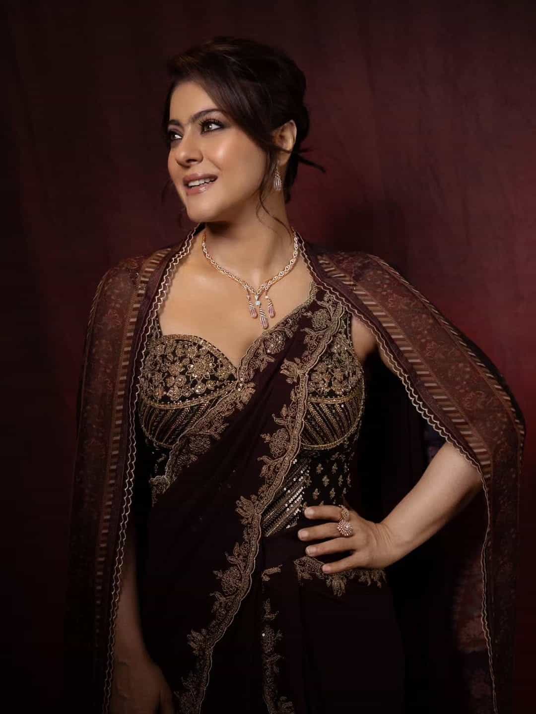 अभिनेत्री काजोल हिची एक पोस्ट सध्या सोशल मीडियावर तुफान व्हायरल होत आहे. ज्यामध्ये अभिनेत्रीने ग्लॅमरस फोटो पोस्ट करत लक्षवेधी कॅप्शन लिहिलं आहे. आता काजोल हिच्या स्टाईसोबतच तिच्या कॅप्शनची देखील चर्चा सुरु असते.