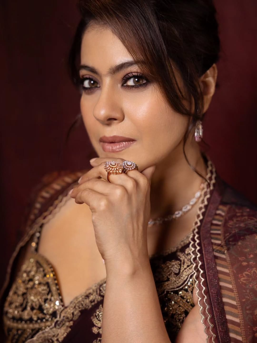 आता देखील काजोल हिने हटके लूकमध्ये फोटो पोस्ट केले आहेत. चाहत्यांना देखील अभिनेत्रीचा लूक प्रचंड आवडला आहे. अभिनेत्री कायम चाहत्यांना फॅशन गोल्स देत असते, काजोलच्या प्रत्येक लूकची चर्चा चाहत्यांमध्ये रंगलेली असते. 