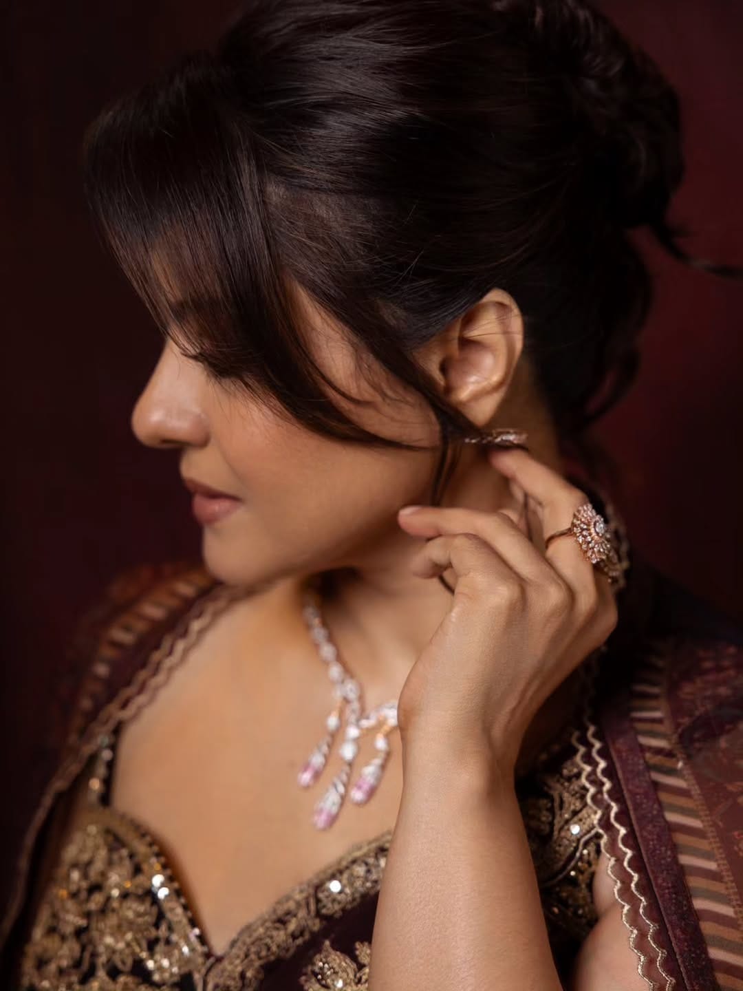 आता देखील फोटो पोस्ट करत काजोल म्हणाली, जेव्हा लोक 'मोठ्या माणसासारखं वागा' असं म्हणतात तेव्हा मला त्याचा खूप राग येतो. तुम्ही हल्ली मोठ्या माणसांना पाहिलंय का???  हा तर खूपच वाईट सल्ला आहे!