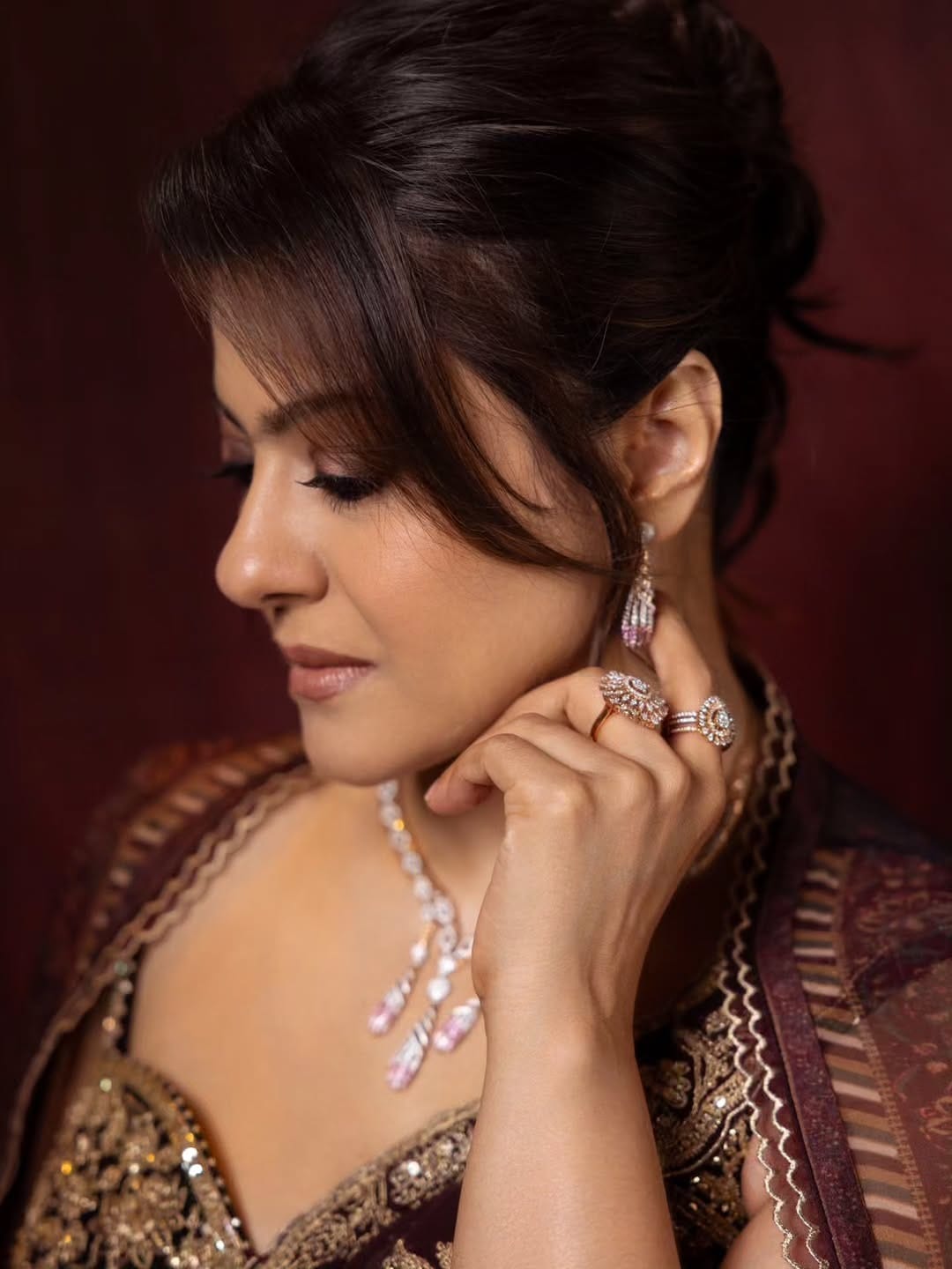 सांगायचं झालं तर, अभिनेत्री काजोल झगमगत्या विश्वात पूर्वीप्रामाणे सक्रिय नसली तरी सौंदर्यामुळे कायम चर्चेत असते. आता देखील अभिनेत्रीचे काही फोटो सोशल मीडियावर तुफान व्हायरल होत आहेत. याच्या 50 व्या वर्षी देखील काजोल हिचं सौंदर्य कमी झालेलं नाही.