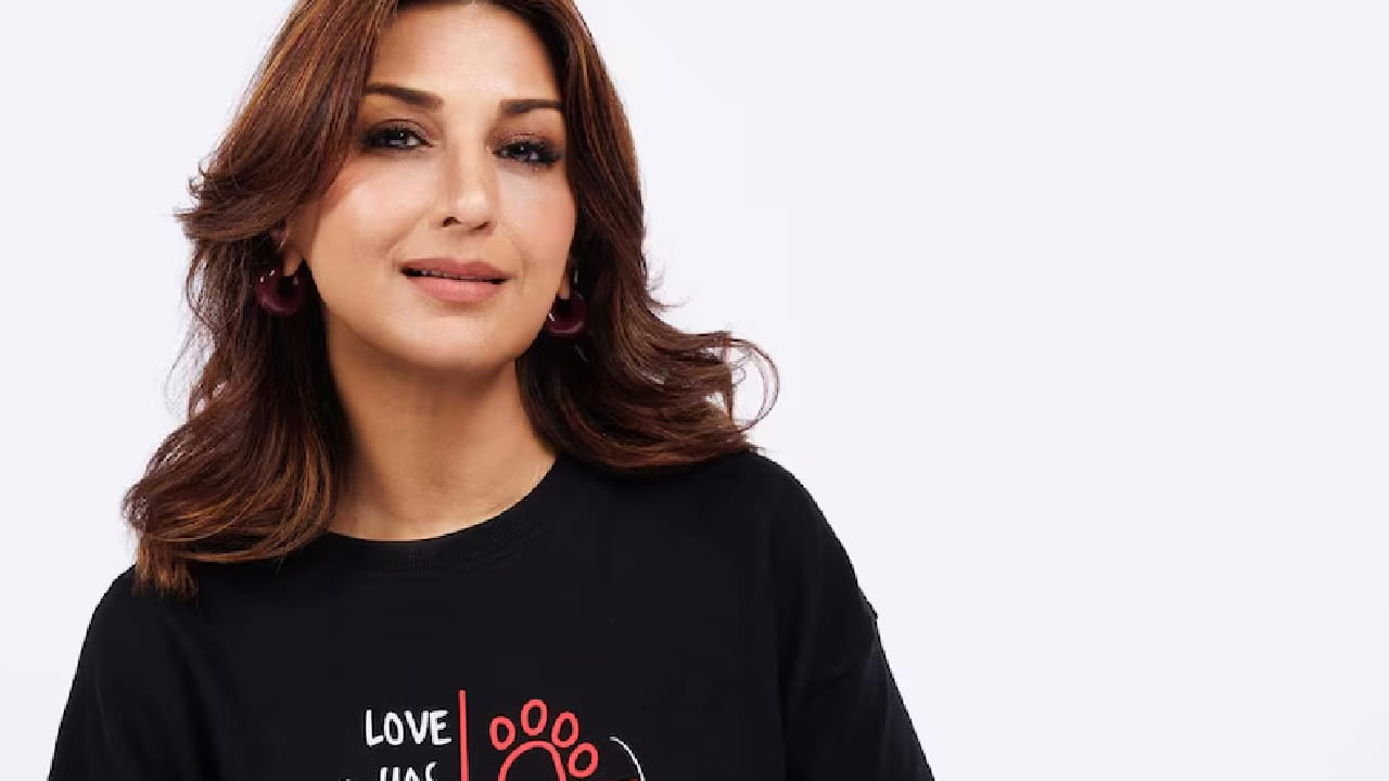 सोनाली बेंद्रे हिने 1994 मध्ये आग या चित्रपटातून अभिनय क्षेत्रात पाऊल ठेवलं. 1996 ते 2000 हा तिच्या करिअरचा सुवर्णकाळ ठरला. या काळात तिने दिलजले, डुप्लिकेट, मेजर साब, सरफरोश, जख्म आणि हम साथ साथ हैं यांसारख्या हिट चित्रपटांमध्ये काम केलं. तिचं सौंदर्य आणि सहज अभिनय प्रेक्षकांना खूप आवडला. 2002 मध्ये तिने गोल्डी बहल यांच्याशी लग्न केलं आणि त्यानंतर चित्रपटांमध्ये काम कमी केलं. पुढे ती हळूहळू इंडस्ट्रीपासून दूर झाली.