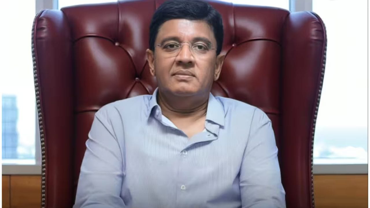 कलानिधी मारन - भारतातील सर्वात श्रीमंत फिल्म प्रोड्युसर म्हणून कलानिधी मारन यांचे नाव घेतले जाते. सन पिक्चर्स बॅनर खाली त्यांनी अनेक चित्रपट तयार केले आहेत. रोबोट, पेत्ता, आणि जेलर सारखे मोठ्या फिल्म त्यांनी निर्माण केल्या आहेत. फोर्ब्सच्या रिपोर्टनुसार त्यांची संपत्ती २६,००० कोटी आहे.