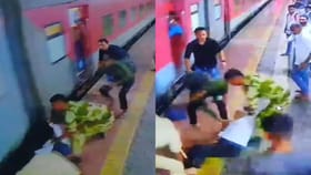 RPF जवान बनला देवदूत... प्लॅटफॉर्मच्या फटीत अडकलेल्या वृद्धाला वाचवलं
