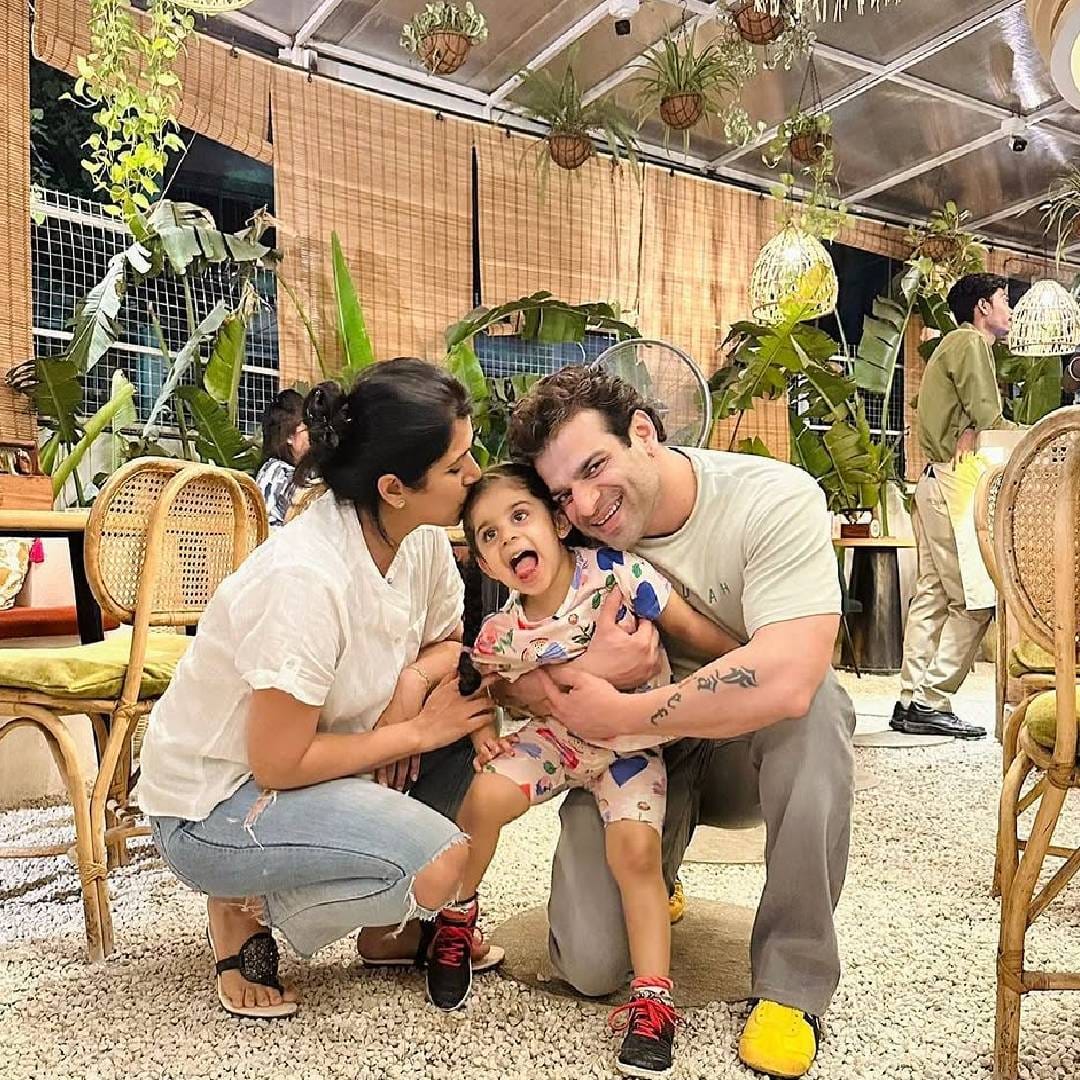 "त्यामुळे आता मी फक्त लोकांच्या सकारात्मक टिप्पण्यांचाच विचार करते. बाकी करणबद्दल जे काही बोललं जातंय, ते ठीक आहे. त्यात कोणी कायच करू शकतं", अशी प्रतिक्रिया अंकिताने दिली आहे. बऱ्याच वर्षांनंतर करण 'द 50' या शोमध्ये झळकला होता. परंतु त्यातूनही तो दहा दिवसांतच बाहेर पडला होता.