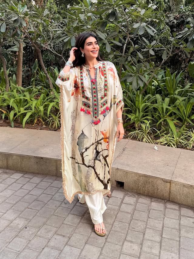 तिच्या कुंडलीत मांगलिक दोष होता. हा दोष दूर करण्यासाठी तिला वेगवेगळ्या गोष्टी कराव्या लागायच्या असे तिने या पॉडकास्टमध्ये सांगितलं होतं. हाच दोष दूर व्हावा म्हणून तिने चक्क झाडासोबत लग्न केलं होतं, असंही तिने सांगितलं आहे. 