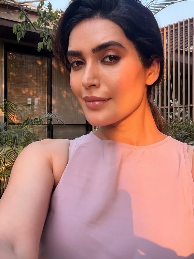 दरम्यान, करिश्मा आता आई होणार असली तरी या निमित्ताने तिच्या खासगी आयुष्याबाबत खूप चर्चा होत आहे. काही दिवसांपूर्वी ती अभिनेत्री सोहा अली खानच्या पॉडकास्टमध्ये पाहुणी म्हणून आली होती. या पॉडकास्टमध्ये तिने तिच्या आयुष्यातील एक गुपित गोष्ट सांगितली होती. 