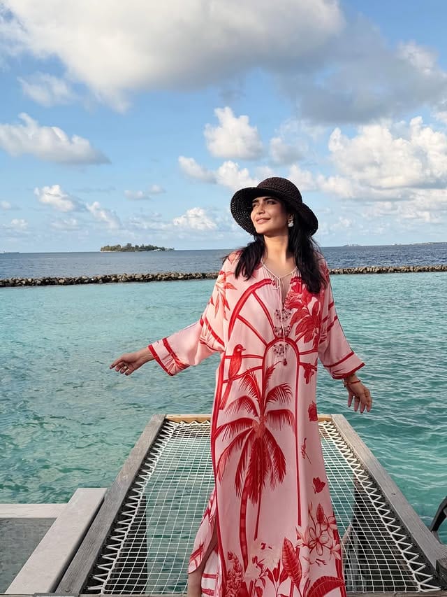 बॉलिवुडची प्रसिद्ध अभिनेत्री करिश्मा तन्ना लवकरच आई होणार आहे. तशी खुशखबर तिने सोशल मीडियाच्या माध्यमातून दिली आहे. ही खुशखबर समजताच आता तिचे चाहते तिला भरभरून शुभेच्छा देत आहेत. तिने पती वरुण बंगेरा याच्यासोबत काही छान फोटो शेअर करून ही गोड बातमी दिली आहे. 