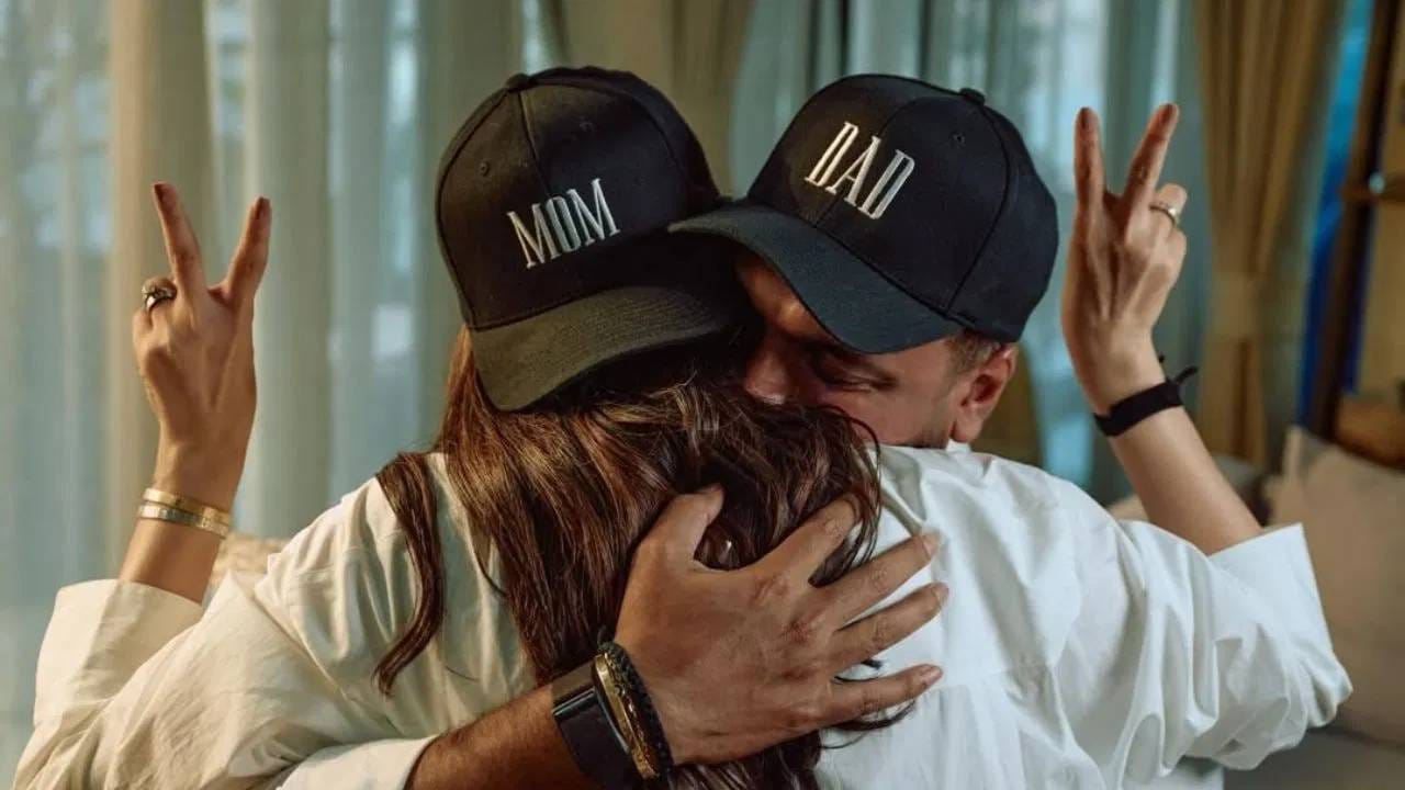 अभिनेत्री करिश्मा तन्नाकडे गुड न्यूज आहे. अभिनेत्री लग्नानंतर चार वर्षांनी आई होणार आहे. करिश्माने तिच्या इन्स्टाग्राम अकाऊंटवरुन खास फोटो शेअर करुन फॅन्ससोबत गुड न्यूज शेअर केली आहे. 