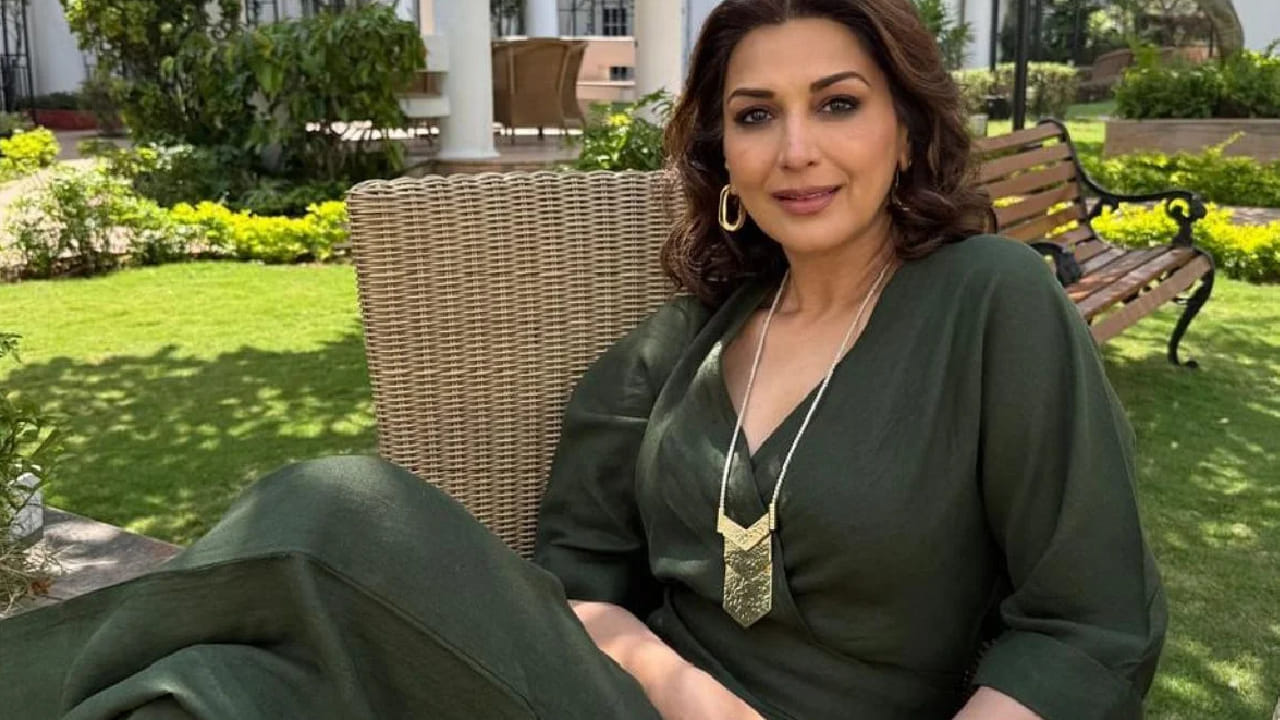 1990 चं दशक हिंदी चित्रपटसृष्टीसाठी एक वेगळाच सुवर्णकाळ मानला जातो. त्या काळात ग्लॅमर, रोमांस आणि दमदार कथानक यांचा सुंदर मिलाफ पाहायला मिळत होता. याच काळात काही नवोदित अभिनेत्रींची एंट्री झाली, ज्यांनी आपल्या सौंदर्याने, अभिनयाने आणि स्क्रीन प्रेझेन्सने प्रेक्षकांना अक्षरशः भुरळ घातली. त्यांची स्टाईल, नृत्य आणि अभिनय इतका प्रभावी होता की त्या दीर्घकाळ इंडस्ट्रीवर राज्य करतील असं वाटत होतं. मात्र, काळानुसार त्यांच्या करिअरची दिशा बदलत गेली.