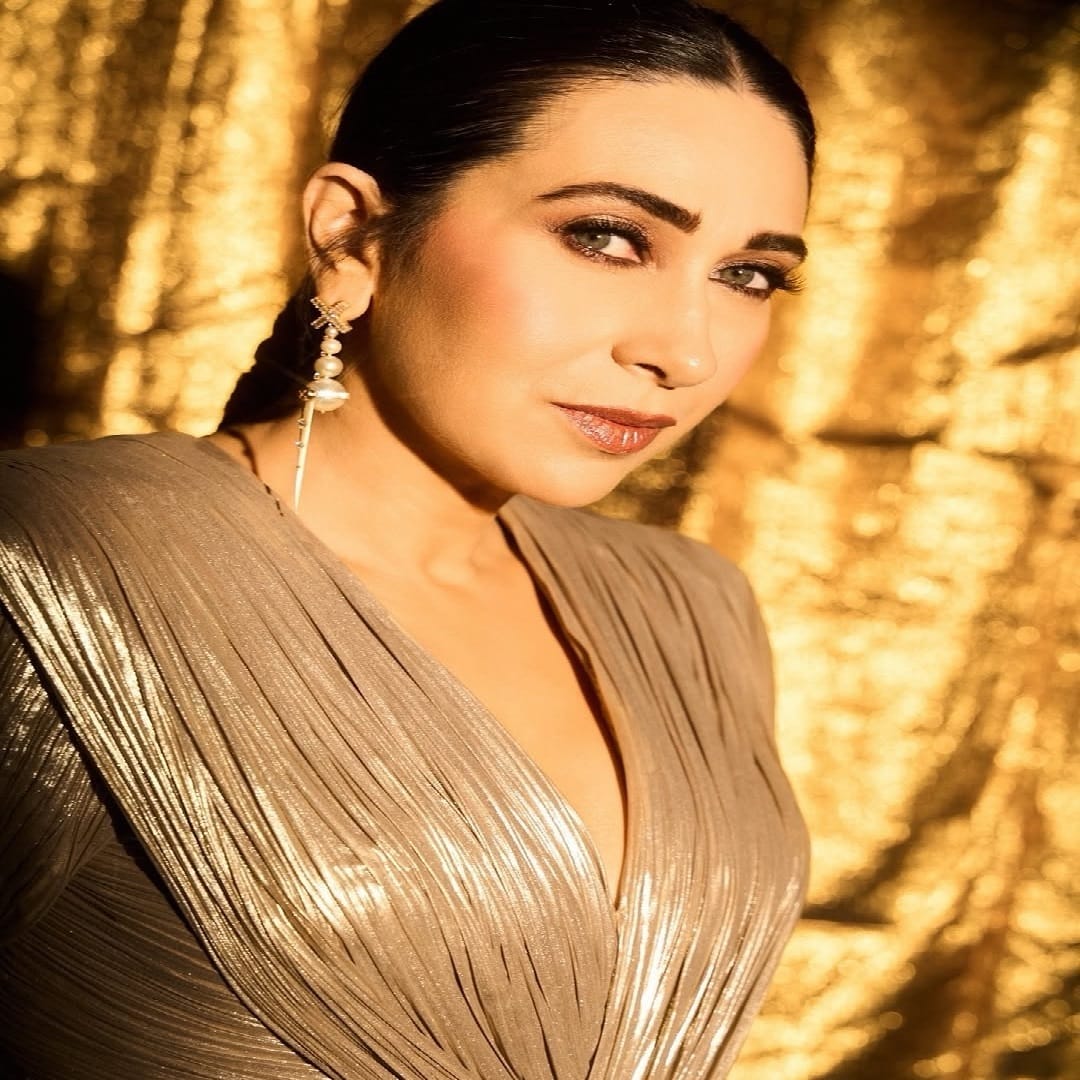 अभिनेत्री करिश्मा कपूर हिला आज कोणत्याच ओळखीची गरज नाही, आज बॉलिवूडपासून दूर असली तरी, अभिनेत्री कोणत्या न कोणत्या कारणामुळे कायम चर्चेत असते. आता देखील तिचे काही फोटो सोशल मीडियावर व्हायरल होत आहेत.