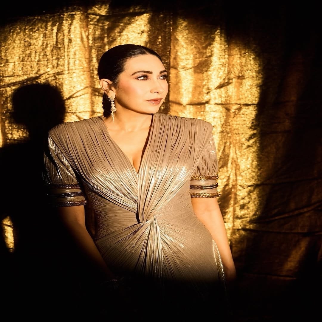 वयाच्या 51 वर्षी देखील करिश्मा हिचं ग्लॅमर कमी झालेलं नाही. अभिनेत्री प्रत्येक लूकमध्ये चाहत्यांना फॅशन गोल्स देत असते. आजही चाहत्यांमध्ये अभिनेत्रीची क्रेझ कायम आहे. आजही करिश्माच्या चाहत्यांची संख्या फार मोठी आहे. तर तिला अनेक तरुणी फॉलो देखील करतात.