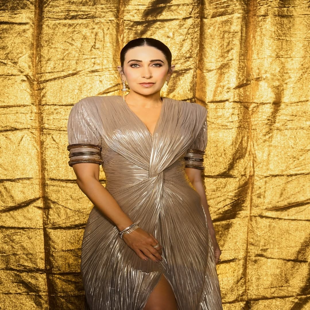 सोशल मीडियावर करिश्मा कायम सक्रिय असते. सोशल मीडियावर तिच्या चाहत्यांची संख्या देखील मोठी आहे. चाहत्यांच्या संपर्कात राहण्यासाठी करिश्मा स्वतःचे फोटो सोशल मीडियावर पोस्ट करत असते. चाहते देखील तिच्या प्रत्येक पोस्टवर लाईक्स आणि कमेंटचा वर्षाव करत असतात.