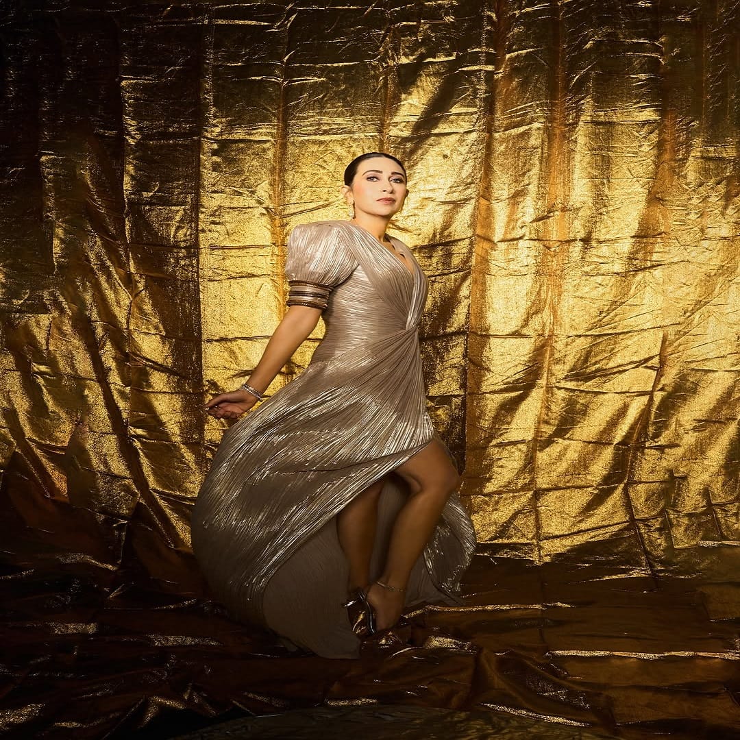 सांगायचं झालं तर, करिश्मा तिच्या खासगी आयुष्यामुळे देखील चर्चेत असते. पूर्व पती संजय कपूर याच्या निधनानंतर करिश्मा आणि सवत प्रिया यांच्या संपत्तीवरुन वाद सुरु आहेत. करिश्मा आणि संजय यांना दोन मुलं आहे. मुलीचं नाव समायरा आणि मुलाचं नाव किआन असं आहे.