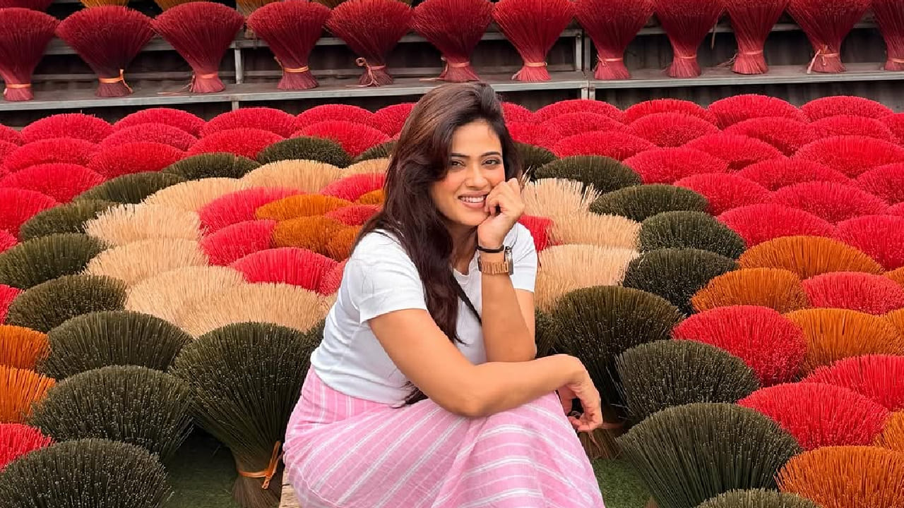 अनेकजण तिच्या फिटनेस आणि सौंदर्याचं रहस्य काय आहे, असा प्रश्न विचारताना दिसत आहेत. ती नेमकं काय खाते, ज्यामुळे तिच्या वयाचा अंदाजच येत नाही? अशा प्रतिक्रिया सोशल मीडियावर पाहायला मिळत आहेत.