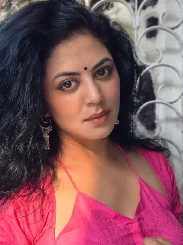 गुलाबी साडी अन् हटके ब्लाऊज, या अभिनेत्रीचं फोटो पाहून...