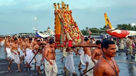 विमानतळ की मिरवणुकीचा मार्ग? वर्षातून दोनदा चक्क धावपट्टीवरून....