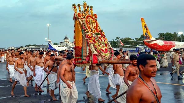 विमानतळ की मिरवणुकीचा मार्ग? वर्षातून दोनदा चक्क धावपट्टीवरून जाते देवांची पालखी