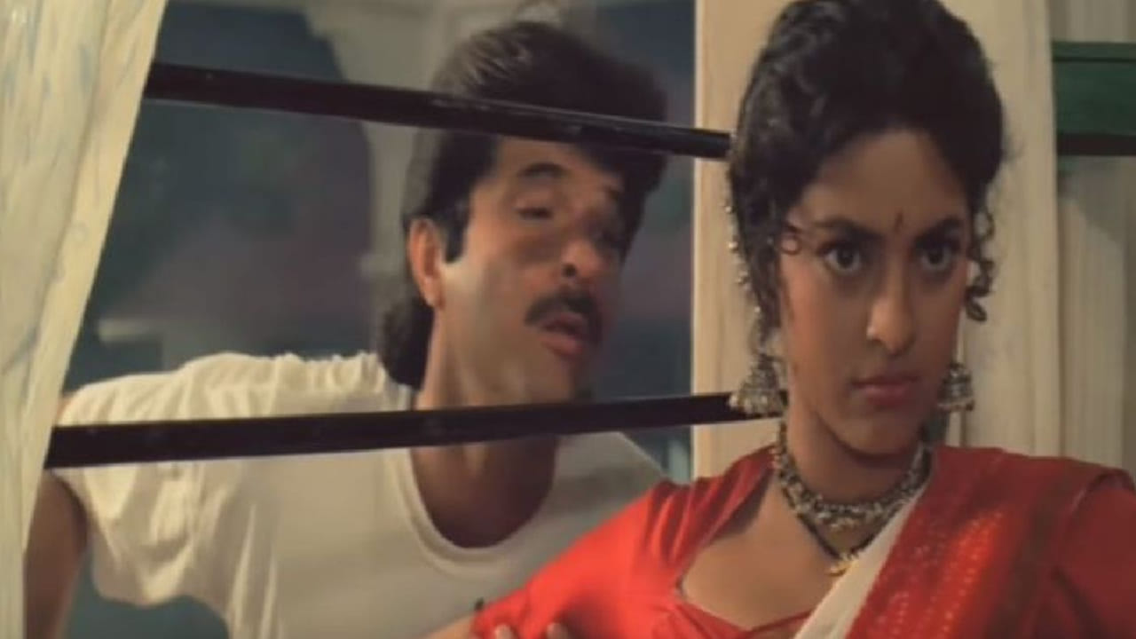 हे गाणं विनोद राठोड आणि साधना सरगम यांनी गायले होते, तर त्याला संगीत बप्पी लाहिरी यांनी दिलं होतं. गाण्याचे शब्द काहींना आक्षेपार्ह वाटल्यामुळे त्यावर टीका झाली आणि सेन्सॉर बोर्डाकडूनही नाराजी व्यक्त करण्यात आली. तरीही, प्रेक्षकांनी या गाण्याला मोठ्या प्रमाणात पसंती दिली आणि ते सुपरहिट ठरले.