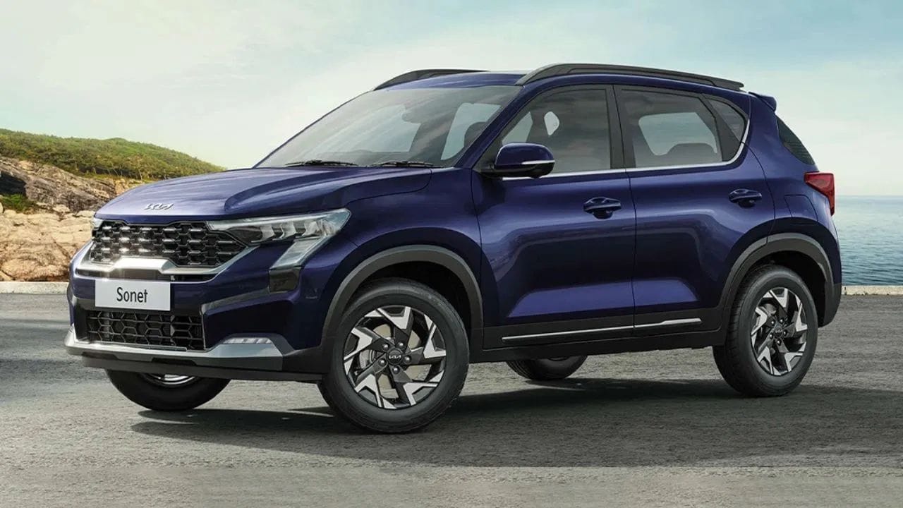 भारतात सनरूफची Kia Sonet देखील उपलब्ध असून तिची किंमत HTE(O) 1.2L पेट्रोल मॅन्युअल व्हेरिएंटसाठी सुमारे 7.70 लाख रुपयांपासून सुरु होते.यात बेसिक ऑडियो सिस्टीम, चार स्पिकर आणि फ्रंट पॉवर विंडो मिळतो. सुरक्षेसाठी यात सहा एअर बॅग्स आहेत. इलेक्ट्रॉनिक स्टॅबिलिटी कंट्रोल (ESC), व्हीईकल स्टेबिलिटी मॅनेजमेंट (VSM), हिल असिस्ट कंट्रोल (HAC), EBD च्या सोबत ABS, रिअर पार्किंग सेंसर दिला आहे. Kia Sonet HTE(O) 1.2 पेट्रोल मॅन्युअल व्हेरिएंटचा ARAI द्वारा प्रमाणित मायलेज सुमारे 18.4 किमी प्रति लिटर आहे.
