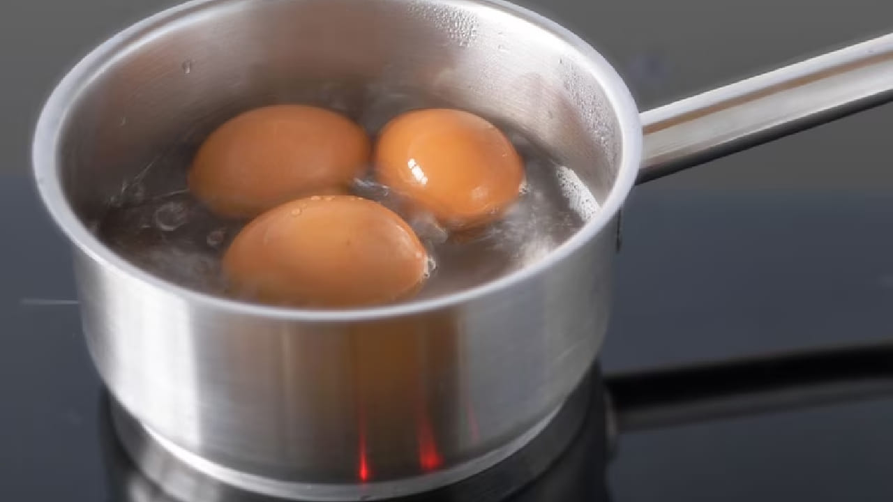 अंडी उकडताना ती तडकणे किंवा सोलताना अंड्याचा भाग टरफलासोबत निघणे ही समस्या अनेकांसोबत घडते. 