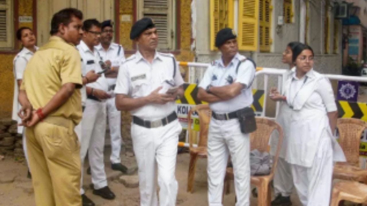 देशात फक्त कोलकाता पोलीसच पांढरी वर्दी का घालतात? तुम्हालाही माहीत नसेल खरं कारण
