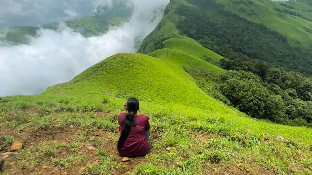 आज आपण कर्नाटकातील अशाच 5 प्रसिद्ध आणि मनमोहक हिल स्टेशनबद्दल जाणून घेणार आहोत, जी प्रचंड सुंदर असून त्यांची तुलना स्वर्गाशी केली जाते.