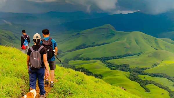 भारतामध्ये अनेक सुंदर पर्यटनस्थळे आहेत, मात्र निसर्गरम्य सौंदर्य, हिरवाई आणि शांत वातावरण यासाठी काही विशेष ठिकाणे ओळखली जातात. येथील डोंगररांगा, धबधबे आणि थंड हवामान पर्यटकांना अक्षरशः मंत्रमुग्ध करून टाकतात.
