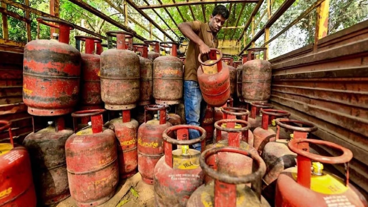 LPG booking rules: एलपीजी सिलिंडर बुकिंगमध्ये मोठा बदल; सरकारकडून ग्राहकांना इशारा, eKYC अनिवार्य LPG booking rules: एलपीजी सिलिंडर बुकिंगमध्ये मोठा बदल; सरकारकडून ग्राहकांना इशारा, eKYC अनिवार्य