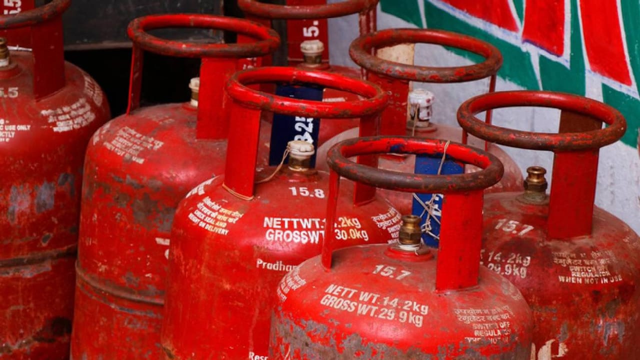 LPG Booking: बुकिंगनंतरही करावी लागतेय बरीच परीक्षा? किती दिवसांत मिळेल सिलिंडर; सरकारनेच केलं स्पष्ट LPG Booking: बुकिंगनंतरही करावी लागतेय बरीच परीक्षा? किती दिवसांत मिळेल सिलिंडर; सरकारनेच केलं स्पष्ट