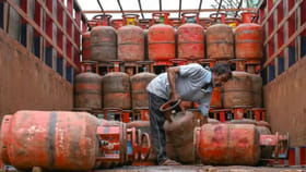 LPG गॅस सिलेंडरबाबत सरकारचा मोठा निर्णय! बुकिंगपूर्वी जाणून घ्या नियम.