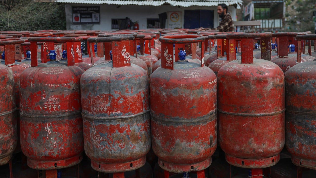 सिलेंडरच्या खाली पाणी साचल्यास ते काढणे कठीण होते, मात्र या छिद्रांमुळे पाणी साचत नाही आणि स्वच्छता राखणे सोपे जाते. थोडक्यात, ही छोटी छिद्रे सिलेंडरचे आयुष्य वाढवण्यासाठी आणि आपल्या सुरक्षेसाठी अत्यंत महत्त्वाची भूमिका बजावतात.