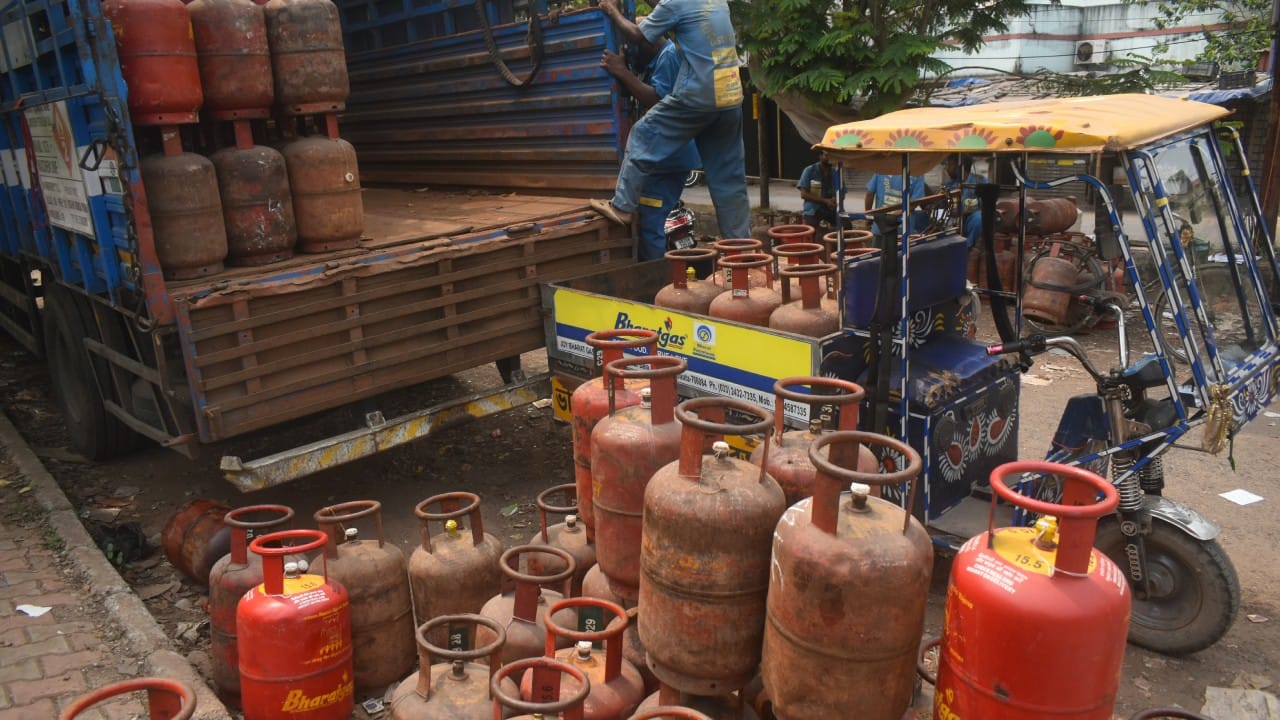 भारतात लाल, तर पाकिस्तानात गॅस सिलेंडरचा रंग कोणता? उत्तर वाचून तुम्हीही थक्क व्हाल