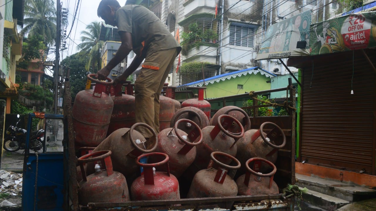 पण आपला शेजारील देश असलेल्या पाकिस्तानात सिलेंडरचा रंग कोणता, असा प्रश्न सध्या विचारला जात आहे. आज आपण त्याबद्दलची माहिती घेणार आहोत. स्वयंपाकघरातील लाल रंगाचा गॅस सिलेंडर ही केवळ एक वस्तू नसून ते सुरक्षेचे एक शक्तिशाली प्रतीक असते. पण पाकिस्तानात सिलेंडरचा रंग आणि त्यामागील तंत्रज्ञान थोडे वेगळे आहे.