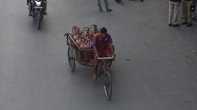 सिलेंडर आणण्यासाठी बाहेर पडला, पण घरी परतलाच नाही; वाटेत घडलं असं काही